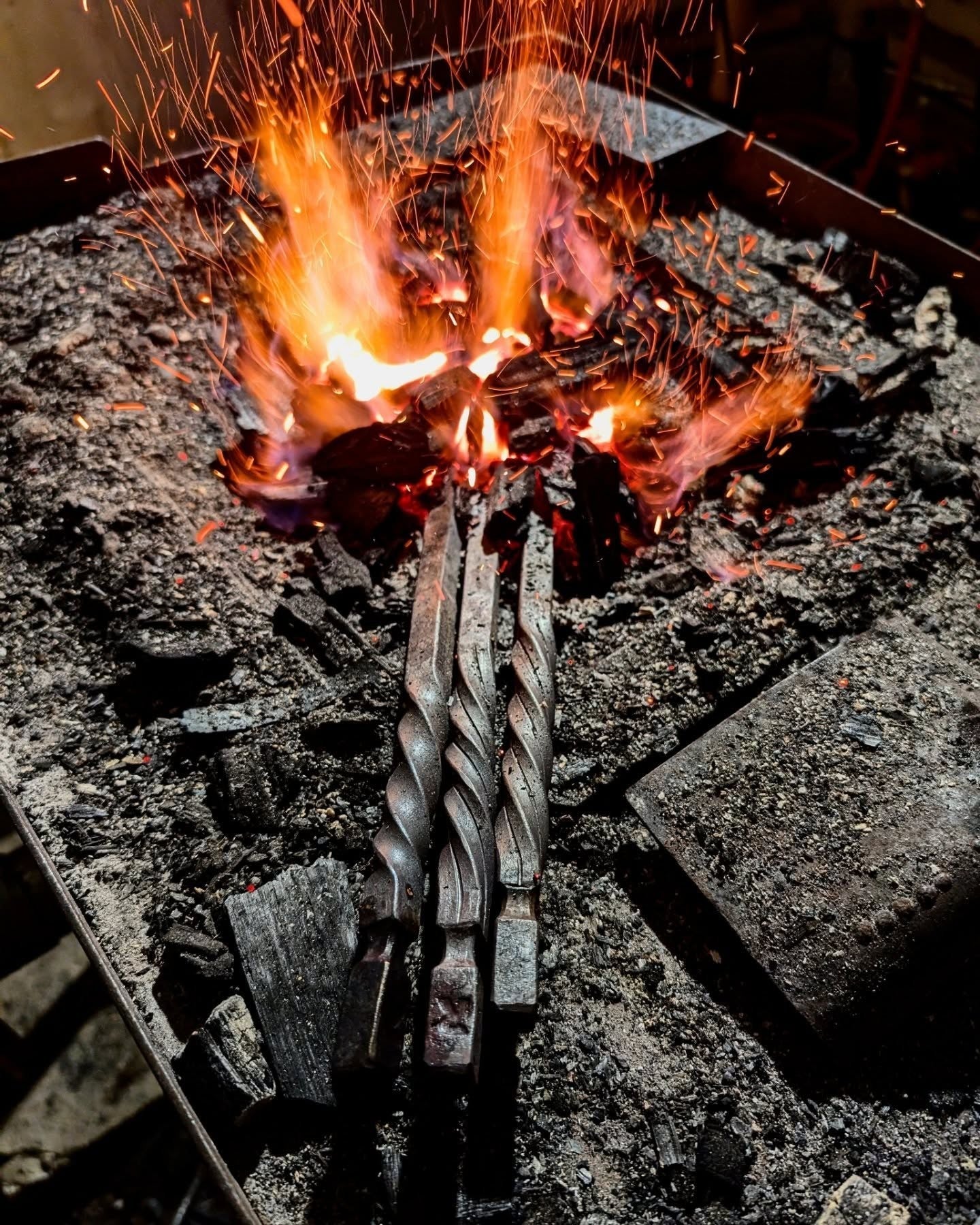 Steikja, handsmitt redskap för att vända kött på grillen. Steak Flipper.