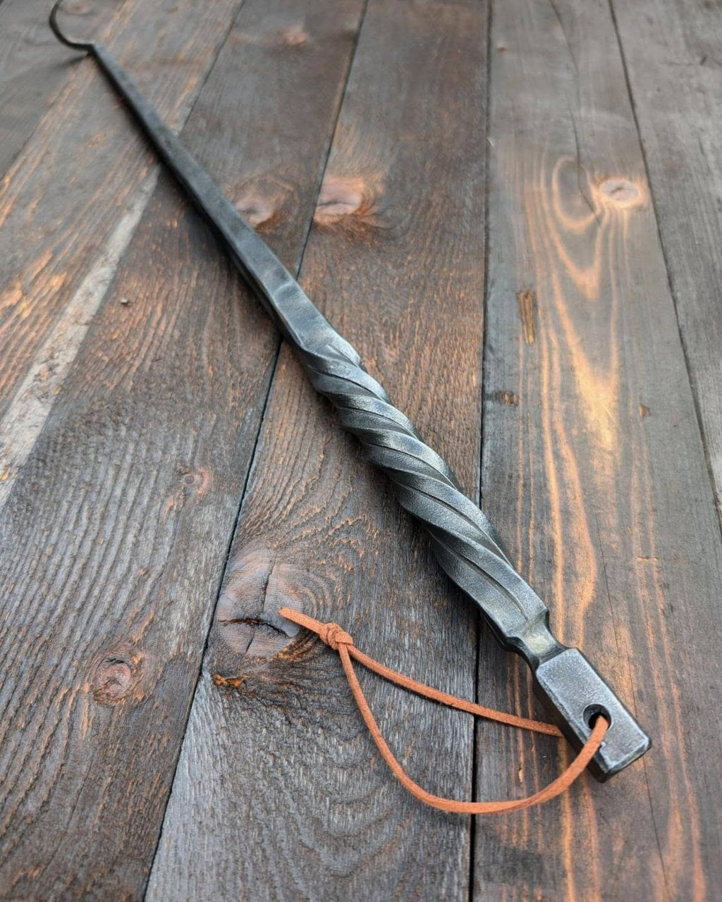 Steikja, handsmitt redskap för att vända kött på grillen. Steak Flipper.