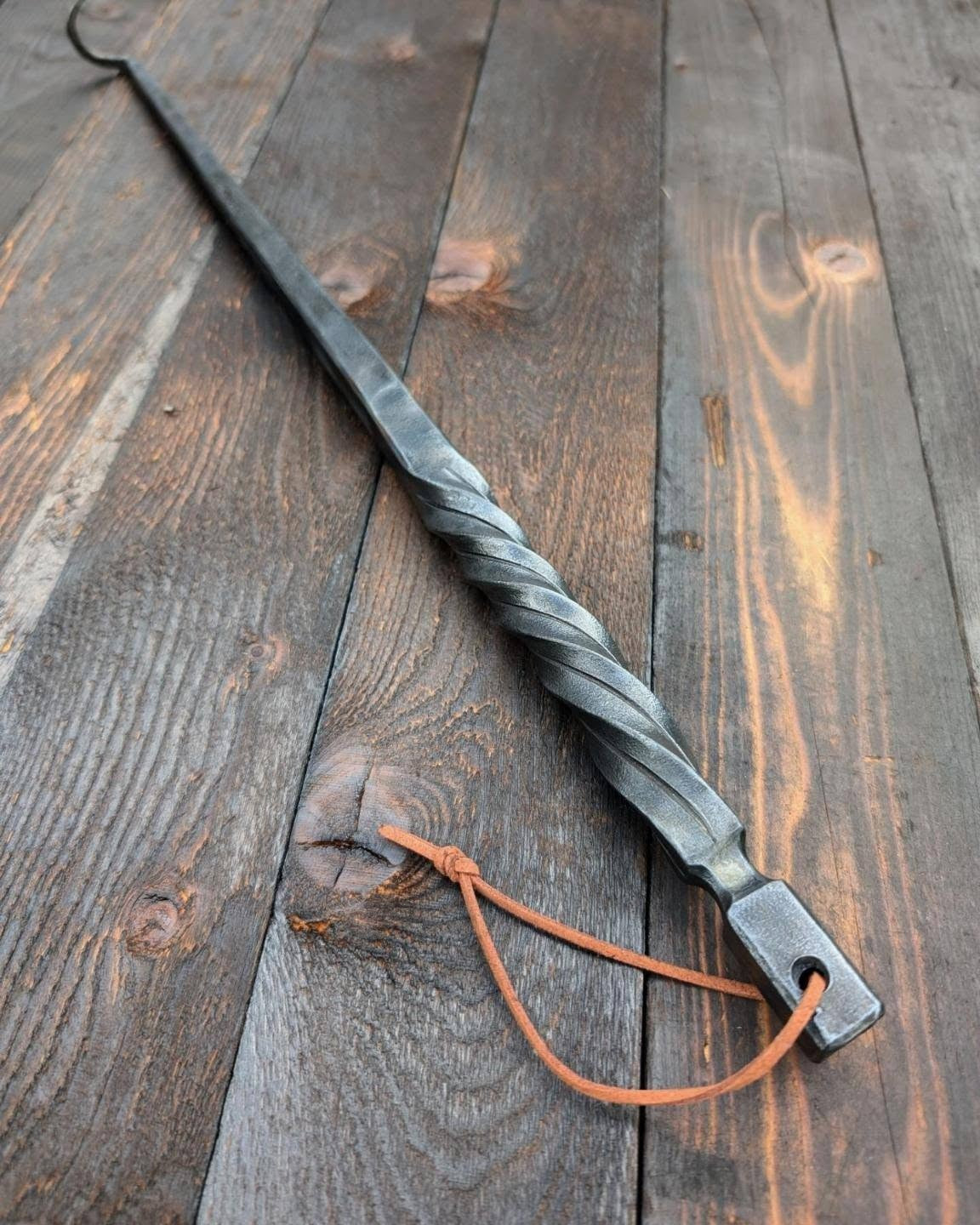 Steikja, handsmitt redskap för att vända kött på grillen. Steak Flipper.